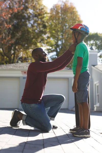 Afro Amerikaanse Vader Met Zoon Die Glimlacht Zich Voorbereidt Voor — Stockfoto