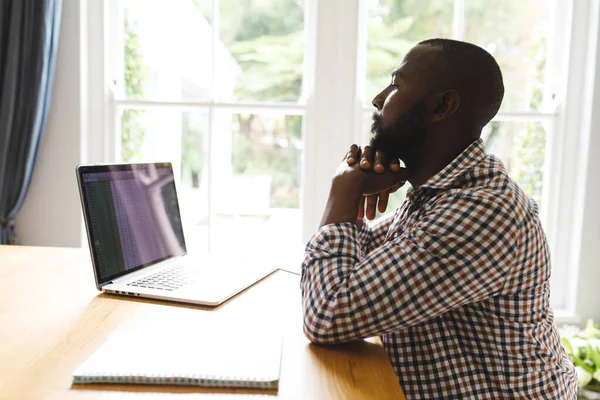 Homme Afro Américain Assis Table Dans Salle Manger Travaillant Distance — Photo