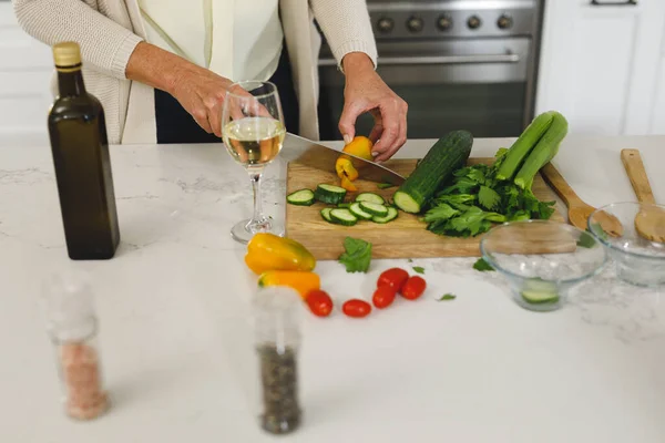 Μεσοτομή Γυναίκας Στη Μοντέρνα Κουζίνα Κόψιμο Λαχανικών Συνταξιοδότηση Τρόπο Ζωής — Φωτογραφία Αρχείου