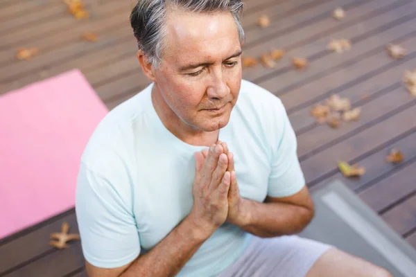 Homem Caucasiano Sênior Feliz Praticando Ioga Meditando Jardim Ensolarado Estilo — Fotografia de Stock