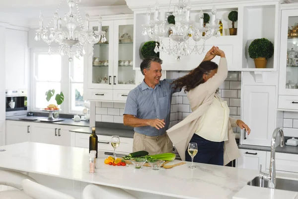 Gelukkige Oudere Blanke Echtpaar Moderne Keuken Samen Dansen Lachen Pensionering — Stockfoto