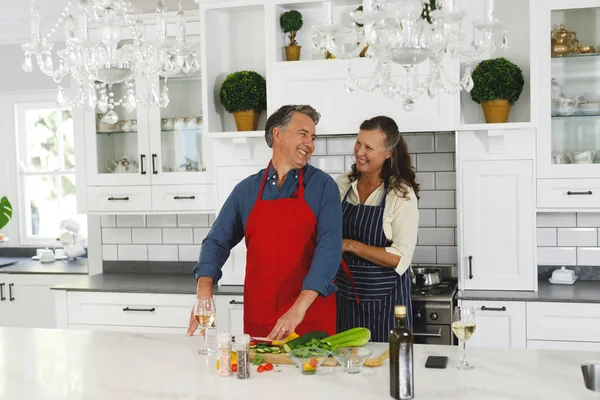 Feliz Pareja Ancianos Caucásicos Usando Delantales Cocina Moderna Estilo Vida —  Fotos de Stock