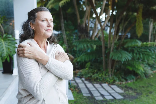 Senior Kaukasische Vrouw Met Gekruiste Armen Tuin Pensionering Levensstijl Tijd — Stockfoto