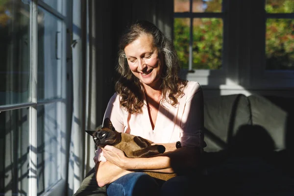 Feliz Mujer Caucásica Mayor Dormitorio Sosteniendo Gato Mascota Estilo Vida —  Fotos de Stock