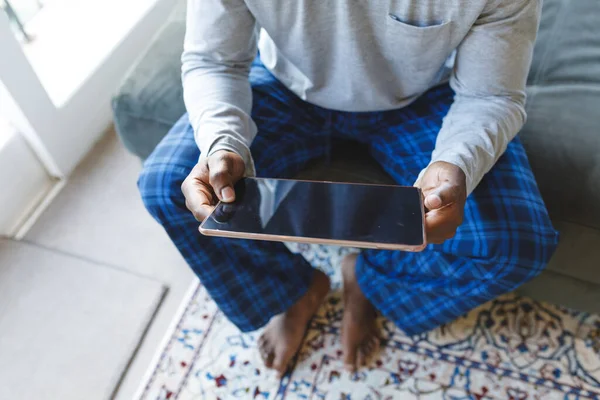 Uomo Afroamericano Che Usa Tablet Siede Sul Divano Soggiorno Passare — Foto Stock