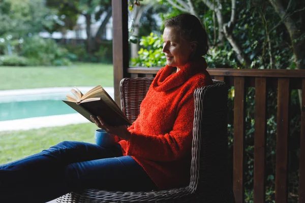 Feliz Mujer Caucásica Mayor Sentada Silla Leyendo Libro Jardín Estilo — Foto de Stock