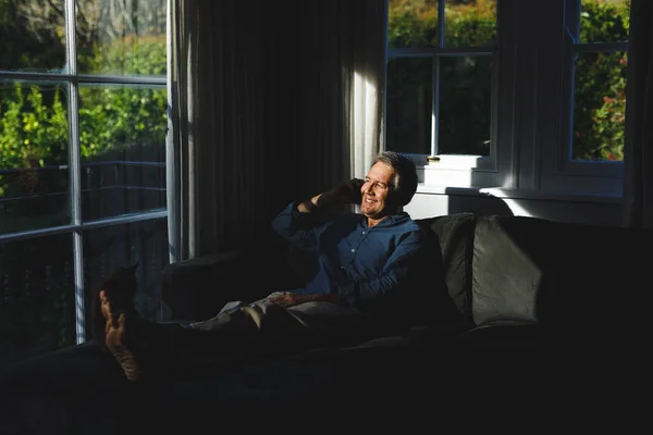 Felice Uomo Caucasico Anziano Soggiorno Seduto Sul Divano Parlando Smartphone — Foto Stock
