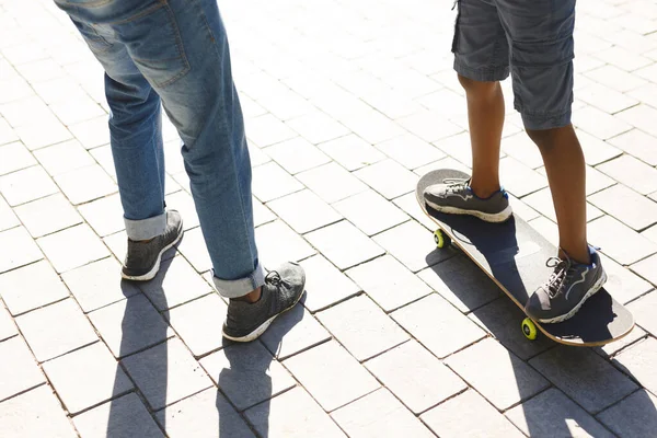 Låg Del Far Med Son Skateboard Solig Dag Trädgården Familj — Stockfoto