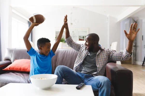 Excitados Afro Americanos Pai Filho Sentados Sofá Assistindo Jogo Torcida — Fotografia de Stock