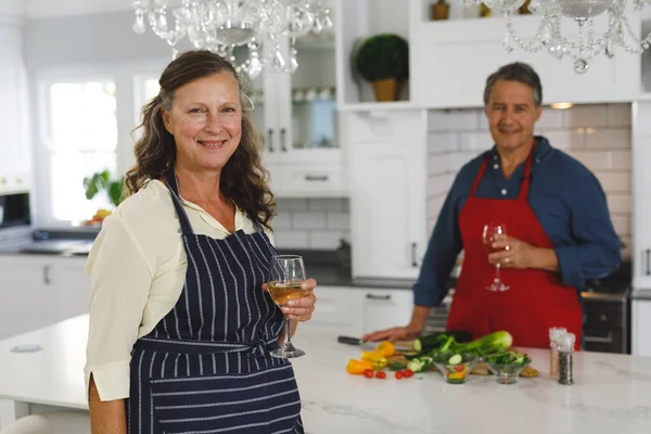 Retrato Feliz Pareja Ancianos Caucásicos Cocina Cocinando Juntos Bebiendo Vino —  Fotos de Stock