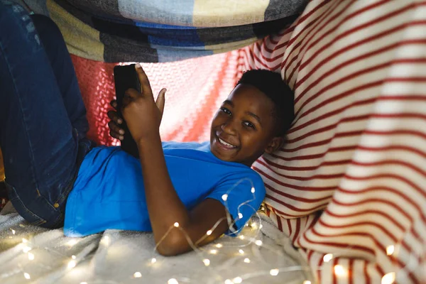 Retrato Menino Americano Africano Feliz Sentado Forte Cobertor Usando Tablet — Fotografia de Stock