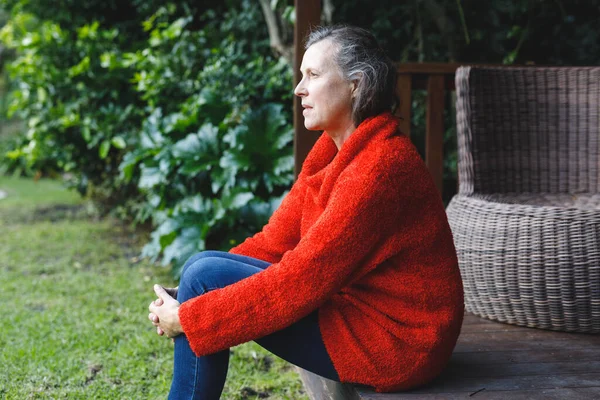 Femme Caucasienne Âgée Réfléchie Assise Regardant Loin Dans Jardin Mode — Photo