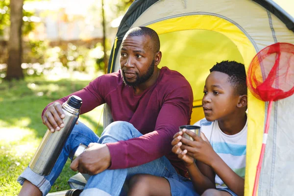 Padre Afroamericano Con Hijo Bebiendo Una Tienda Campaña Jardín Familia —  Fotos de Stock