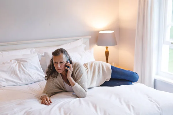 Feliz Anciano Mujer Caucásica Dormitorio Acostado Cama Hablando Teléfono Inteligente —  Fotos de Stock