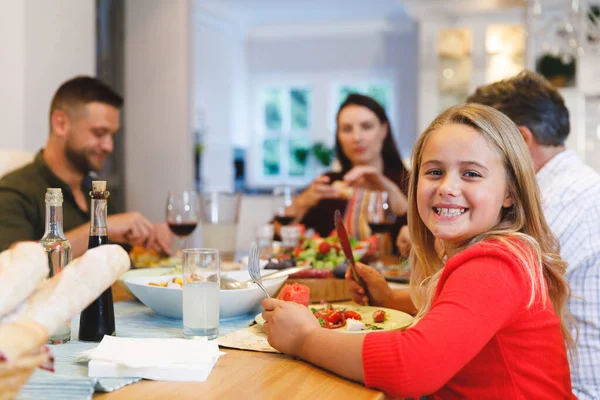 高加索人祖父和父母的画像 女儿坐在餐桌边吃饭 家庭一起在家里度过的时光 — 图库照片