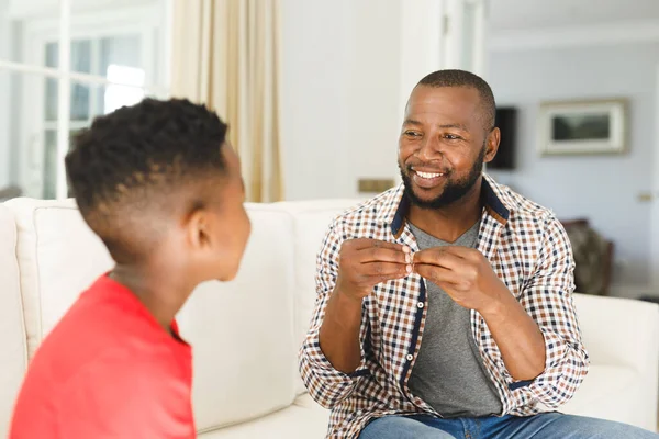 Felice Padre Afroamericano Con Figlio Seduto Sul Divano Salotto Parlare — Foto Stock