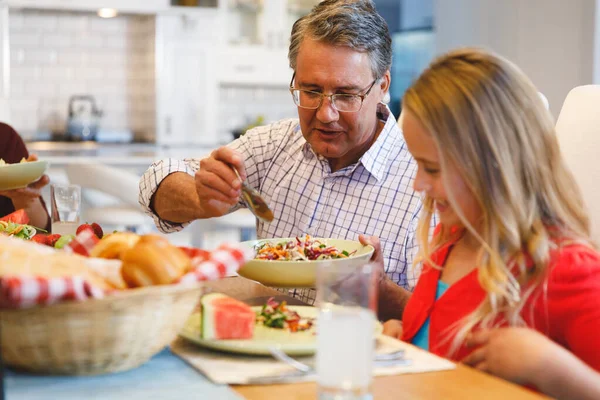 Abuelo Caucásico Padres Con Hijo Hija Sentados Mesa Cenando Familia —  Fotos de Stock