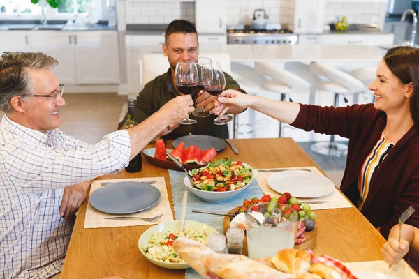 Abuelo Caucásico Padres Con Hijo Hija Sentados Mesa Cenando Familia — Foto de Stock