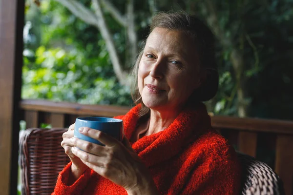 Portret Van Een Gelukkige Oudere Blanke Vrouw Die Een Stoel — Stockfoto