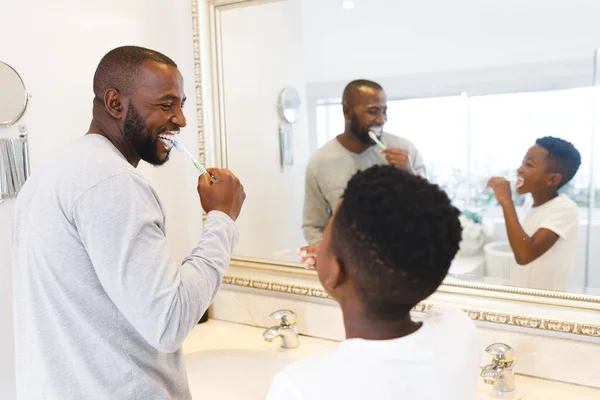 Улыбающиеся Африканский Американец Отец Сын Веселятся Чистя Зубы Вместе Ванной — стоковое фото