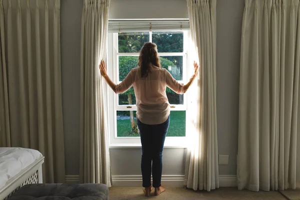 Pensativo Anciano Mujer Caucásica Dormitorio Pie Junto Ventana Abriendo Cortinas —  Fotos de Stock