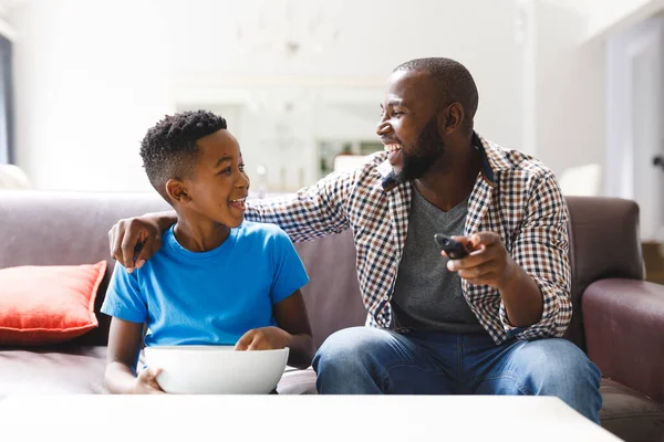Χαρούμενος Αφροαμερικάνος Πατέρας Και Γιος Κάθονται Στον Καναπέ Και Βλέπουν — Φωτογραφία Αρχείου