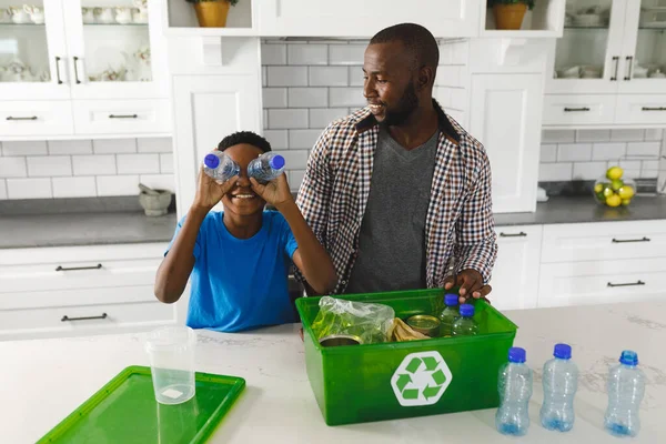 Χαρούμενος Αφροαμερικάνος Γιος Που Χωρίζει Την Ανακύκλωση Τον Πατέρα Του — Φωτογραφία Αρχείου