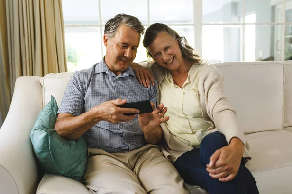 Glad Senior Kaukasiska Par Vardagsrummet Sitter Soffan Med Hjälp Smartphone — Stockfoto