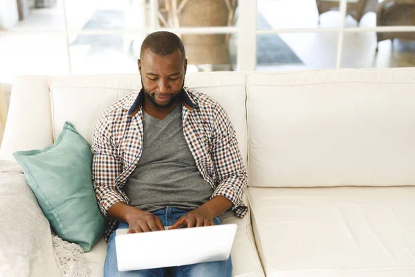 Afro Amerikaanse Man Met Laptop Zittend Bank Woonkamer Tijd Alleen — Stockfoto