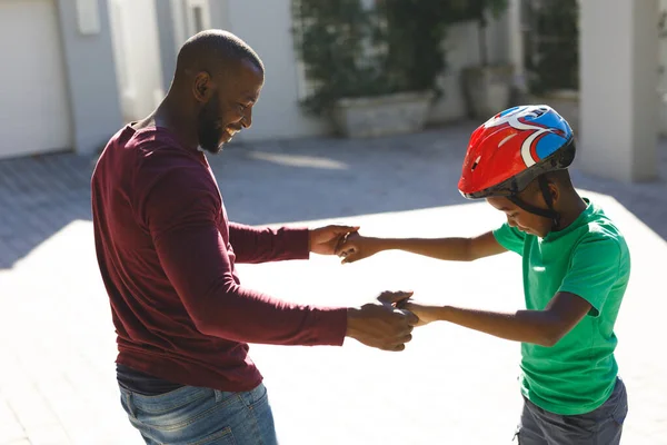 Padre Afroamericano Sorride Aiuta Figlio Stare Equilibrio Sullo Skateboard Giardino — Foto Stock