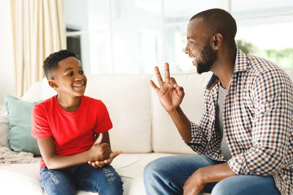 Šťastný Africký Americký Otec Synem Sedí Gauči Obývacím Pokoji Mluví — Stock fotografie