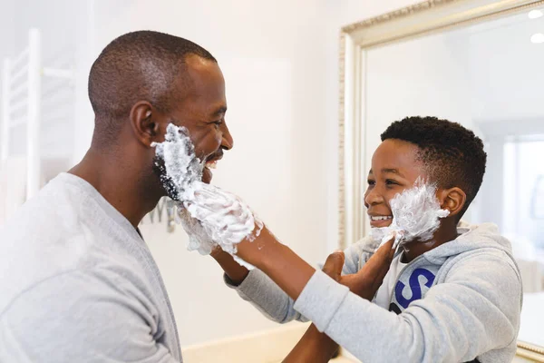 Afro Americano Padre Con Hijo Divirtiéndose Con Espuma Afeitar Baño —  Fotos de Stock