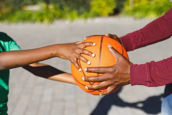 Střední Část Afrického Amerického Otce Syna Držící Basketbal Pohromadě Zahradě — Stock fotografie