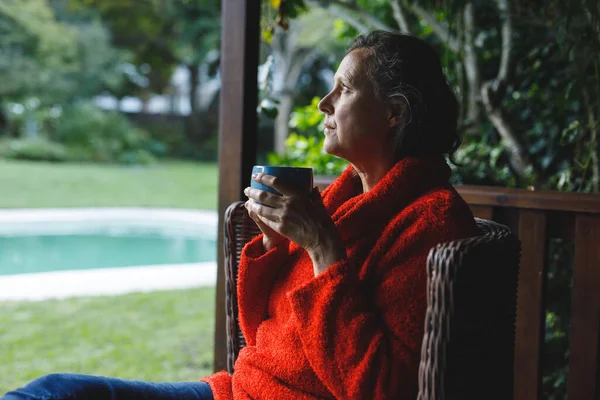 Mutlu Kafkasyalı Kadın Sandalyede Oturuyor Bahçede Kahve Içiyor Emeklilik Hayatı — Stok fotoğraf