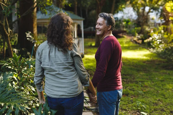 Felice Coppia Caucasica Anziani Che Tiene Mano Nel Giardino Soleggiato — Foto Stock