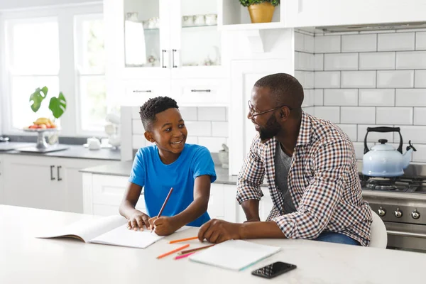 Felice Padre Figlio Afroamericano Cucina Che Fanno Compiti Insieme Famiglia — Foto Stock