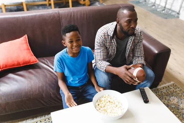 Feliz Afroamericano Padre Hijo Sentado Sofá Viendo Partido Televisión Familia —  Fotos de Stock