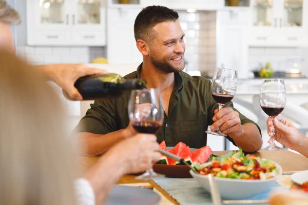 Kaukasische Grootvader Ouders Met Zoon Dochter Zitten Aan Tafel Eten — Stockfoto