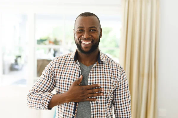 Portrait Homme Afro Américain Souriant Regardant Caméra Dans Salon Parlant — Photo