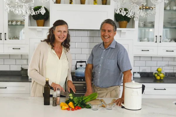 在现代厨房里 一对快乐的老夫妇在一起做饭 退休生活方式 呆在家里 — 图库照片
