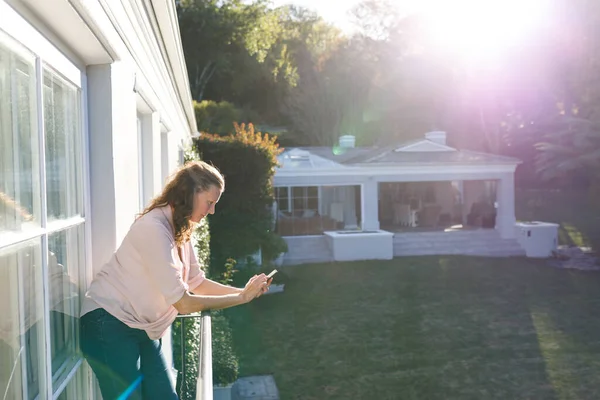 Felice Donna Caucasica Anziana Utilizzando Smartphone Piedi Sul Balcone Soleggiato — Foto Stock