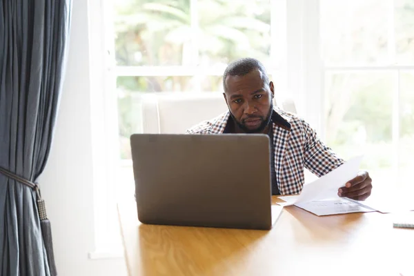 Homme Afro Américain Assis Table Dans Salle Manger Travaillant Distance — Photo