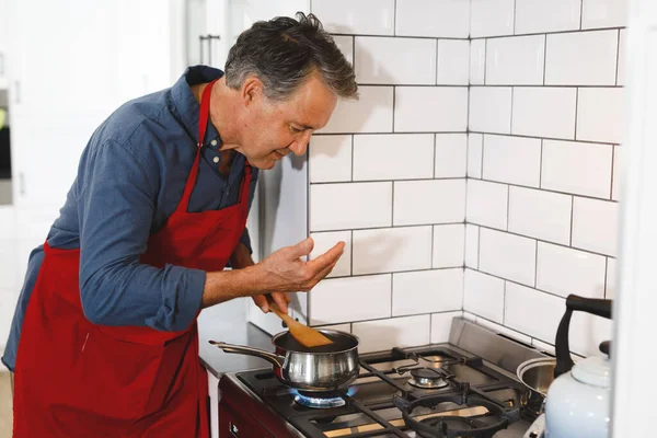 Homem Caucasiano Sênior Feliz Vestindo Avental Cozinha Estilo Vida Aposentadoria — Fotografia de Stock