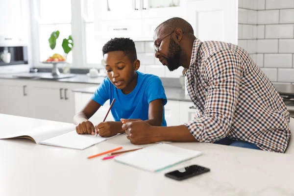 Afroamerikansk Far Och Son Köket Gör Läxor Tillsammans Familj Tillbringa — Stockfoto