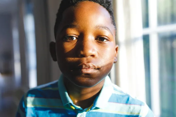 Retrato Rapaz Afro Americano Olhar Para Câmara Sala Estar Ensolarada — Fotografia de Stock