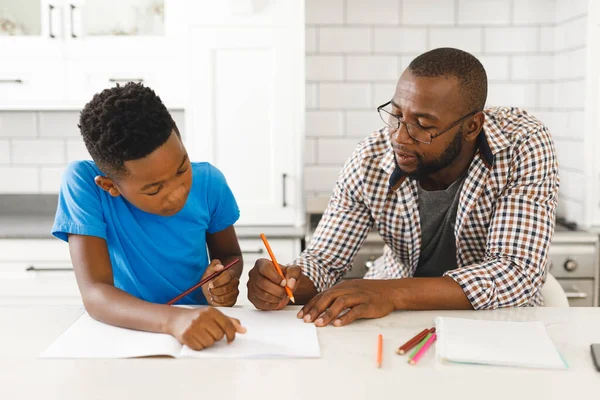 Afroamerikansk Far Och Hans Son Köket Gör Läxor Tillsammans Familj — Stockfoto