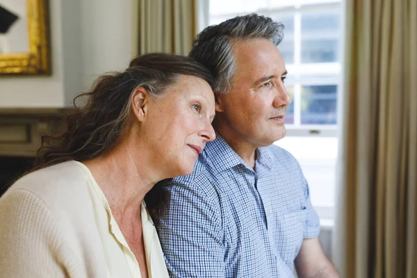 Glückliches Älteres Kaukasisches Paar Auf Dem Sofa Sitzend Umarmend Und — Stockfoto