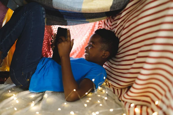 Feliz Chico Afroamericano Sentado Fuerte Manta Usando Tableta Pasar Tiempo — Foto de Stock