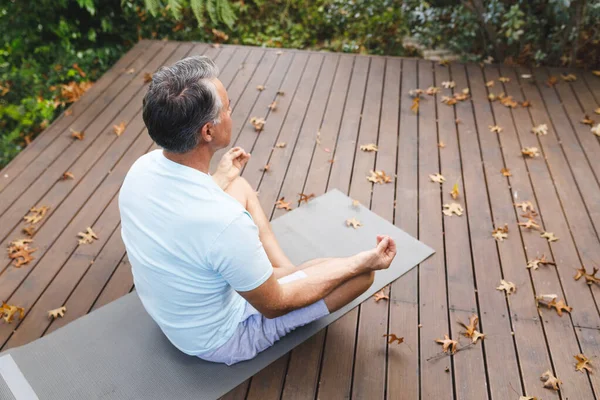 Homem Caucasiano Sênior Feliz Praticando Ioga Meditando Jardim Ensolarado Estilo — Fotografia de Stock