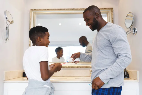 Lachende Afro Amerikaanse Vader Zoon Die Tandpasta Tandenborstel Doen Badkamer — Stockfoto
